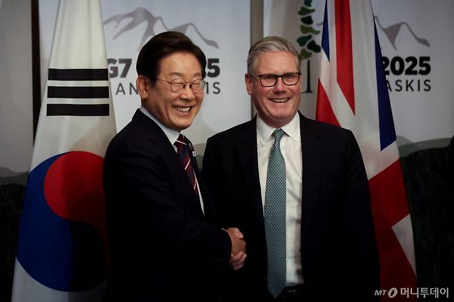 (로이터=뉴스1) 송원영 기자 = 이재명 대통령이 17일(현지시간) 캐나다 앨버타주 캐내내스키스 주요 7개국(G7) 정상회의장에서 키어 스타머 영국 총리와 한-영 정상회담을 앞두고 악수하고 있다. ⓒ 로이터=뉴스1  Copyright (C) 뉴스1. All rights reserved. 무단 전재 및 재배포,  AI학습 이용 금지. /사진=(로이터=뉴스1) 송원영 기자