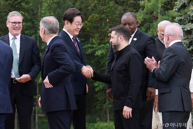 [카나나스키스(캐나다)=뉴시스] 최진석 기자 = 이재명 대통령이 17일(현지 시간) 캐나다 앨버타주 카나나스키스 주요 7개국(G7) 정상회의장에서 G7 및 초청국 정상과 단체사진 촬영을 마치고 볼로디미르 젤렌스키 우크라이나 대통령과 악수하고 있다. 2025.06.18. myjs@newsis.com /사진=
