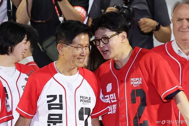 [서울=뉴시스] 권창회 기자 = 김문수 국민의힘 대선 후보가 2일 서울 중구 서울시청 광장에서 열린 파이널유세에서 한동훈 전 국민의힘 대표와 대화하고 있다. 2025.06.02. kch0523@newsis.com /사진=권창회