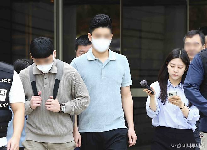 [서울=뉴시스] 김근수 기자 = 마약 투약 혐의를 받는 이철규 국민의힘 의원 아들 이 모씨가 23일 서울 서초구 서울중앙지방법원에서 구속 전 피의자심문(영장실질심사)을 마치고 청사 밖으로 나서고 있다.   이씨는 지난해 10월 29일 이른바 '던지기' 수법으로 서울 서초구 한 건물의 화단에 묻힌 액상 대마를 찾으려다 미수에 그친 혐의로 경찰에 검거됐다. 이씨는 체포 직후 간이 시약 검사에서 음성 반응을 보였으나 이후 국립과학수사연구원 감정 결과 이씨의 모발에서 대마 양성 반응이 나온 것으로 알려졌다. 2025.04.23. ks@newsis.com /사진=김근수