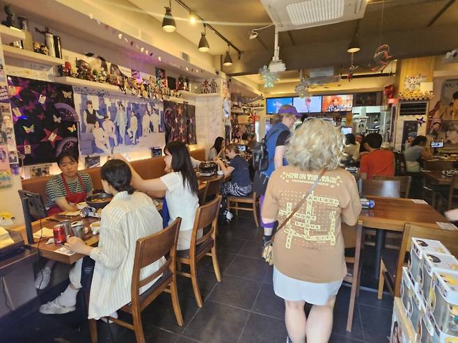 18일 서울 용산구 하이브 인근 식당. 이곳 내부엔 BTS(방탄소년단) 멤버들의 사진이 가득했다. /사진=박상혁 기자.