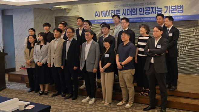 한국인공지능법학회는 16일 서울 베스트웨스턴프리미어 가암 호텔에서 상반기 학술대회를 개최했다. 이날 학회는 내년 1월 시행을 앞둔 인공지능기본법의 적용 범위, 사업자 의무, 조사·제재 규정, 혁신지원 특례 등 측면에서 개정 필요 사항을 연구한 결과를 발표했다. / 사진=황국상 기자