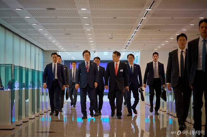 [서울=뉴시스] 이재명 대통령이 지난 11일 서울 영등포구 한국거래소에서 정은보 한국거래소 이사장과 이동하고 있다. (사진=이재명 대통령 SNS) 2025.06.12. photo@newsis.com *재판매 및 DB 금지 /사진=