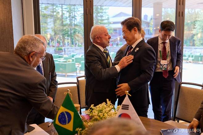 [카나나스키스(캐나다)=뉴시스] 이재명 대통령이 17일(현지 시간) 캐나다 앨버타주 카나나스키스 주요 7개국(G7) 정상회의장에서 루이스 이나시우 룰라 다 시우바 브라질 대통령과 한-브라질 정상회담을 하고 있다. (공동취재) 2025.06.18.