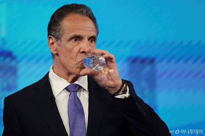 지난 2011년 성추행 의혹으로 불명예 퇴진했던 앤드류 쿠오모 전 뉴욕 주지사가 4일(현지시간) 뉴욕에서 열린 민주당 시장(mayor) 예비선거 토론회에서 물을 마시고 있다./로이터=뉴스1