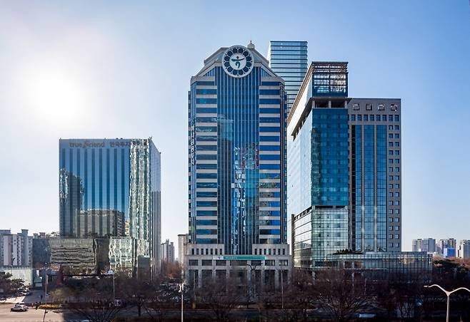 코람코자산신탁이 운용 중인 상장 리츠 코람코더원리츠가 보유한 서울 영등포구 여의도 하나증권빌딩. /사진=코람코자산신탁