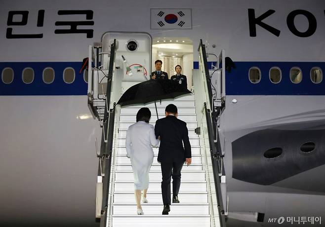 [캘거리=뉴시스] 주요 7개국(G7) 정상회의 참석을 마친 이재명 대통령과 부인 김혜경 여사가 17일(현지 시간) 캐나다 앨버타주 캘거리국제공항에 도착해 공군 1호기에 탑승하고 있다. 2025.06.18.