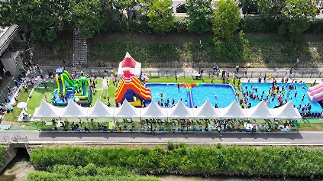 성남시 분당구 야탑동 탄천종합운동장 앞 물놀이장. /사진제공=성남시