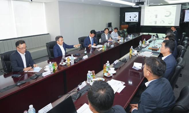 강기정 광주광역시장이 17일 오후 서울 금호타이어 본사를 방문해 정일택 금호타이어 대표와 면담을 하고 있다./사진=광주시