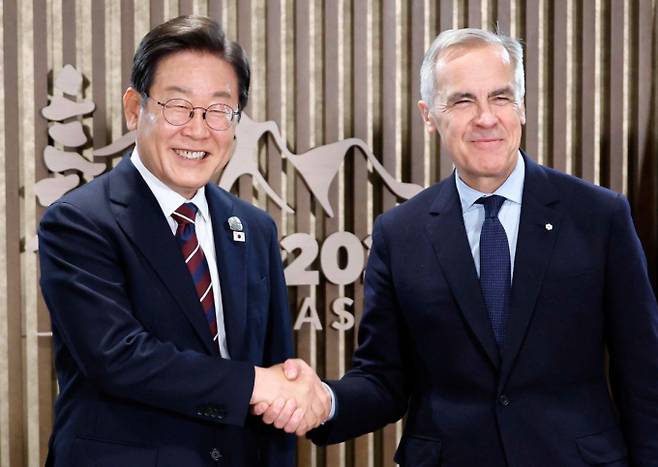 이재명 대통령이 G7 정상회의 의장국인 캐나다 마크 카니 총리와 지난 17일(이하 현지시각) 정상회담을 진행하고 안보·방산 협력 등 강화에 뜻을 모았다. 사진은 지난 17일 이재명 대통령이 캐나다 앨버타주 카나나스키스 주요 7개국(G7) 정상회의장에서 열린 한-캐나다 정상회담에서 마크 카니 캐나다 총리와 악수하며 기념촬영을 하고 있는 모습. /사진=뉴시스