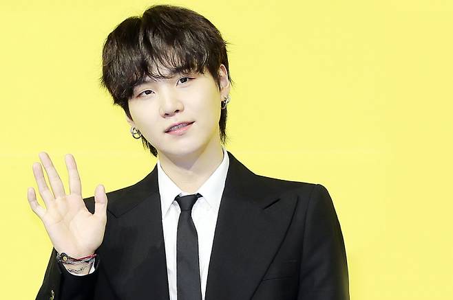 아이돌 그룹 방탄소년단 멤버 슈가의 소집해제를 앞둔 소속사 빅히트 뮤직이 18일 안전상 이유로 팬들의 현장 방문 자제를 당부했다. 사진은 슈가가 2021년 5월21일 서울 송파구 방이동 올림픽홀에서 진행된 싱글앨범 'Butter' 발매 기념 쇼케이스에서 포즈를 취한 모습. /사진=머니투데이