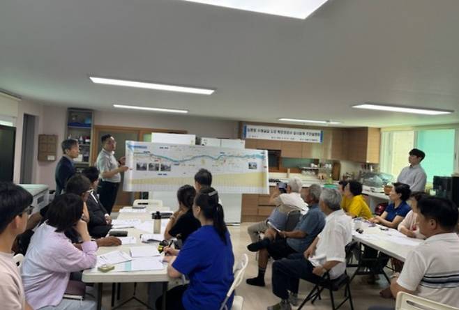 광주시가 18일 능평1통 마을회관에서 '능평동 수레실길 도로 확포장공사 실시설계(안)'에 대한 주민설명회를 개최하고 있다. /사진제공=광주시