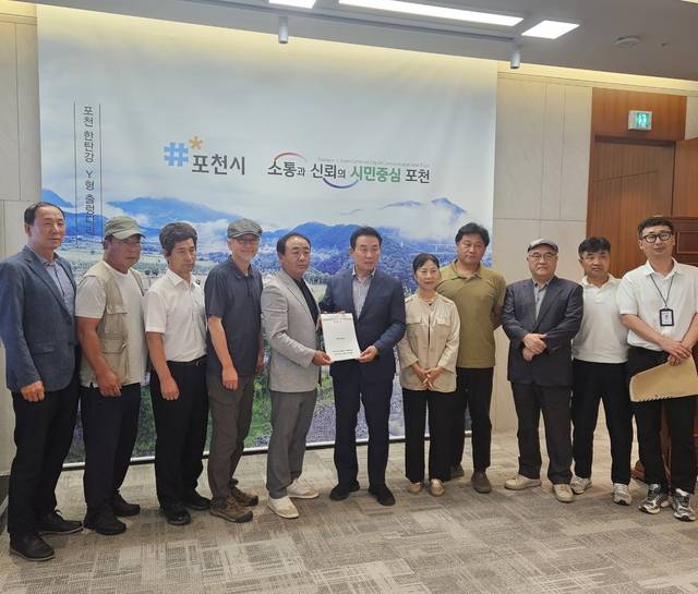 포천시 내촌면 주민대표들이 최근 내촌면 소재 베어스타운의 장기휴장으로 인한 지역경제의 피해를 호소하며, 주민 1200여 명의 서명을 담은 탄원서를 시청에 제출하고 있다. 포천시 제공