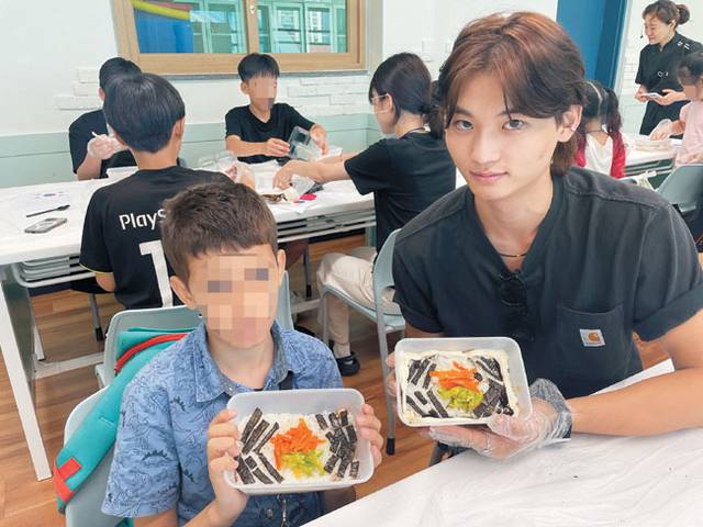 인천 연수구 연수3동에 있는 세화종합사회복지관이 지난해 이주배경아동을 위한 ‘다(多)가치 놀이터’ 사업을 진행한 가운데 서포터즈와 참여 아동이 요리놀이 시간에 만든 ‘태극기 비빔밥’을 보여주고 있다.  초록우산 제공