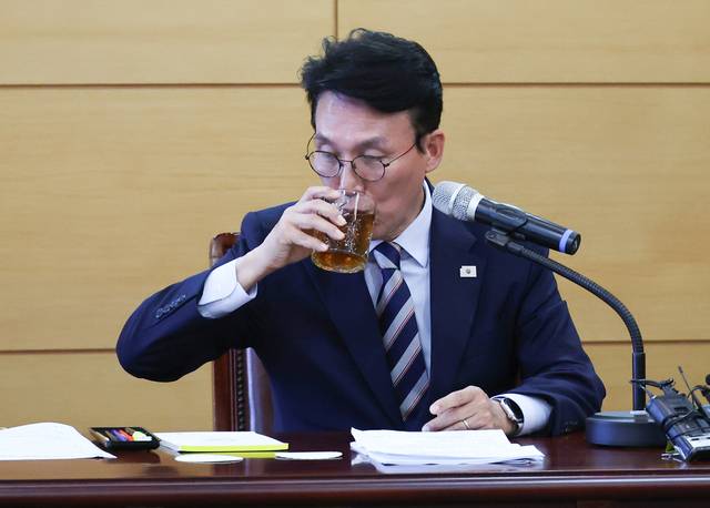 김민석 국무총리 후보자가 16일 오전 서울 종로구 금융감독연수원에 마련된 청문회 준비단 사무실에서 열린 경제·민생분야 부처 업무보고에서 물을 마시고 있다. 백동현 기자