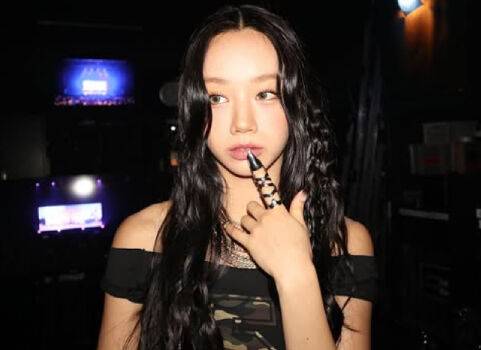 배우 혜리가 도쿄 팬미팅을 마친 후 과감한 체인 반지를 끼고 시크한 분위기를 풍기고 있다. / 혜리 개인 인스타그램