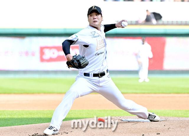 14일 오후 인천 문학동 SSG랜더스필드에서 진행된 '2025 프로야구 KBO리그' SSG랜더스와 롯데자이언츠의 경기. SSG 선발투수 김광현이 역투하고 있다./마이데일리