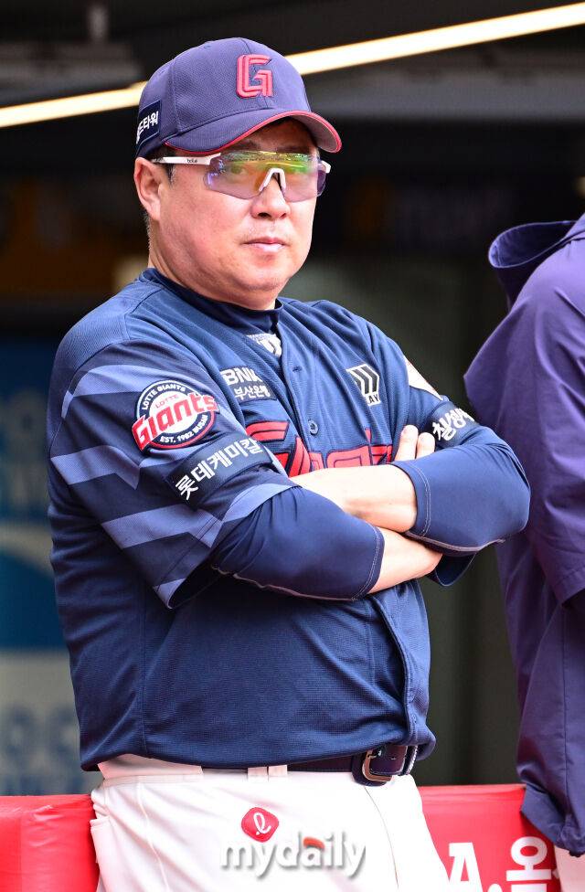 15일 오후 인천SSG랜더스필드에서 진행된 '2025 프로야구 KBO리그' 롯데-SSG의 경기. 롯데 김태형 감독이 SSG 더그아웃을 바라보고 있다./마이데일리