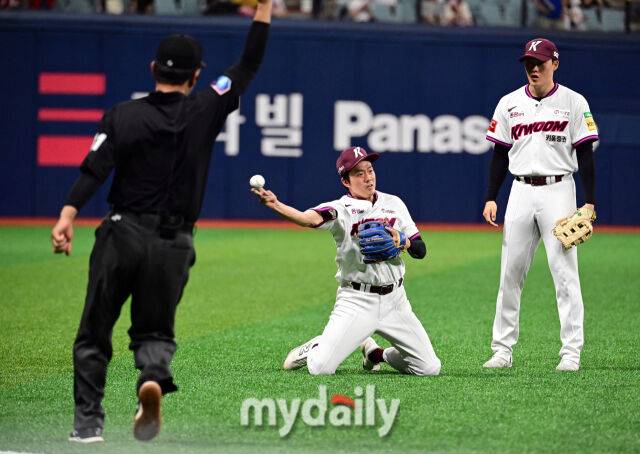 2025년 6월 18일 오후 서울 고척스카이돔에서 열린 '2025 신한 SOL뱅크 KBO 리그' SSG 랜더스와 키움 히어로즈의 경기. 키움 유격수 오선진이 8회초 1사 2루서 SSG 한유섬의 타구를 잡고 빠르게 송구하고 있다./고척=유진형 기자 zolong@mydaily.co.kr