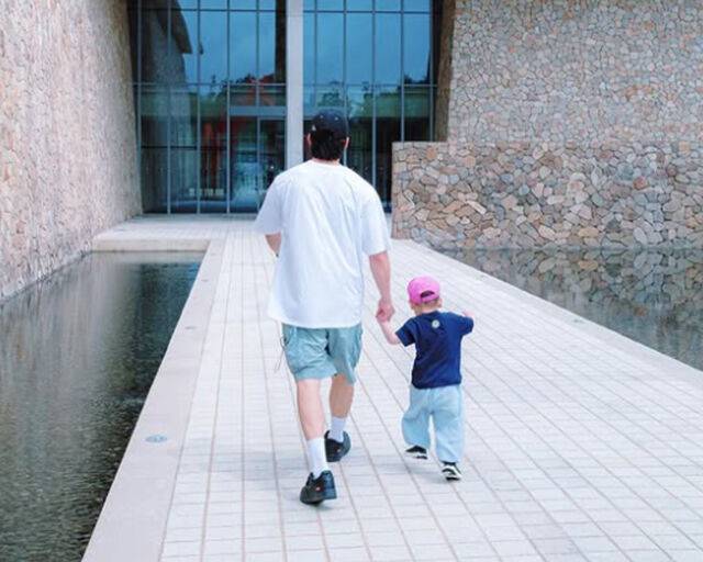 김무열이 아들과 함께 박물관을 즐기고 있다. / 윤승아 소셜미디어