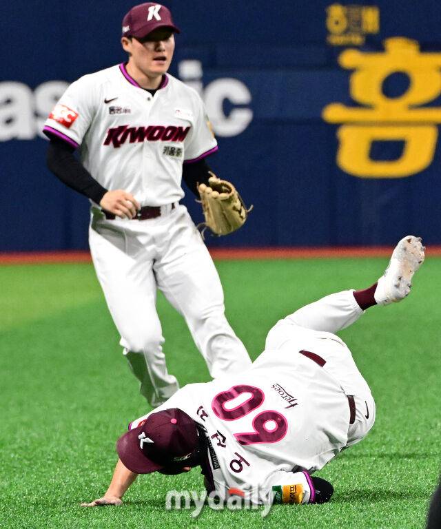 2025년 6월 18일 오후 서울 고척스카이돔에서 열린 '2025 신한 SOL뱅크 KBO 리그' SSG 랜더스와 키움 히어로즈의 경기. 키움 유격수 오선진이 8회초 1사 2루서 SSG 한유섬의 타구를 잡고 있다./고척=유진형 기자 zolong@mydaily.co.kr