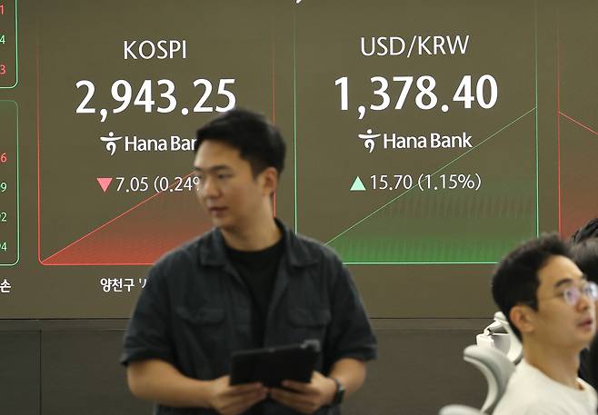 코스피가 장 초반 약보합세로 출발한 18일 서울 중구 하나은행 딜링룸에서 한 딜러가 자리로 향하고 있다. [연합]