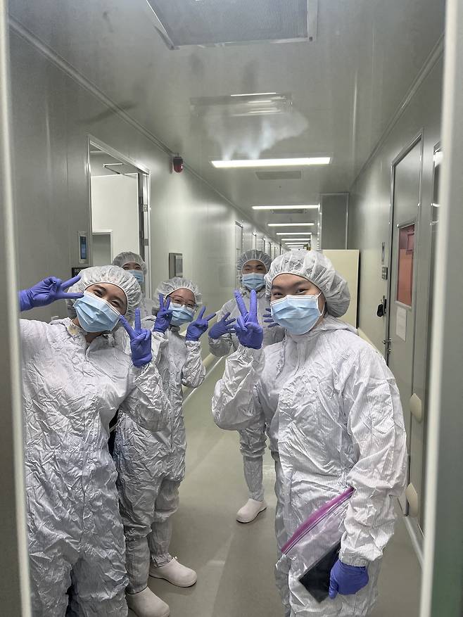 지난해 열린 IBS 고교생 뇌과학 캠프 참가자들이 연구실을 탐방하고 있다.[IBS 제공]