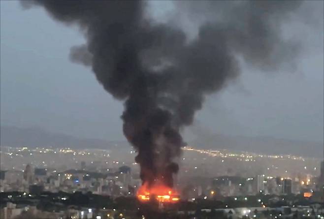 이스라엘과 이란 양국간 공중 교전이 계속되고 있는 가운데, 이란의 수도 테헤란의 도심이 이스라엘의 공습에 의해 파괴돼 화염과 연기가 피어오르고 있는 장면. 이 사진은 지난 17일(현지시간) 현지 SNS 계정에 올라온 영상이다.  [로이터]