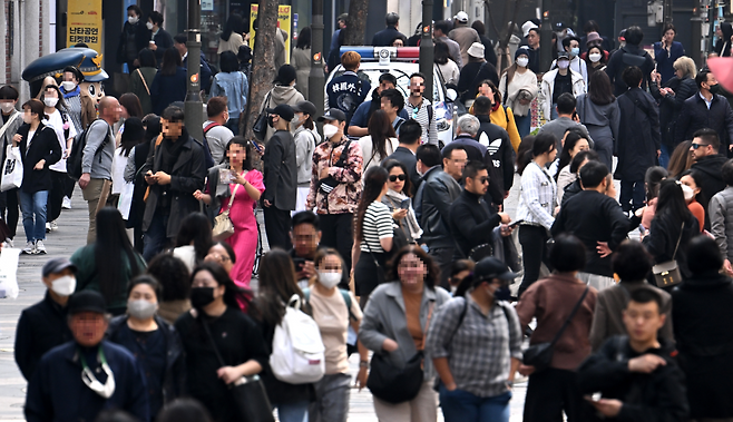 서울 중구 명동 거리가 외국인 관광객으로 붐비고 있다.  임세준 기자