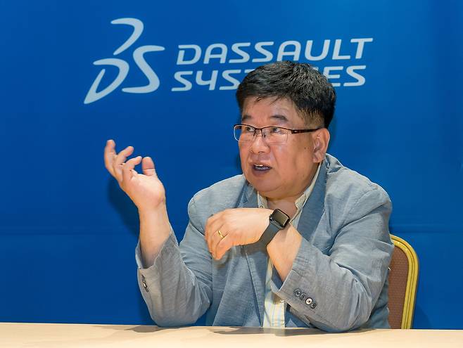 이광열 수산세보틱스 상무가 지난달 29일 헤럴드경제와의 인터뷰에서 다쏘시스템의 ‘3D익스피리언스 플랫폼’ 도입 사례를 소개하고 있다.  [다쏘시스템 제공]