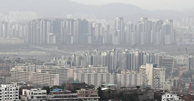 서울 남산에서 바라본 아파트 모습. 이상섭 기자