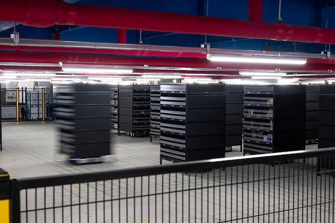 주문이 들어온 상품을 작업자의 작업대로 운반하는 AGV 로봇. 광주첨단물류센터는 AGV가 움직이는 창고 역할을 수행한다. [쿠팡 제공]