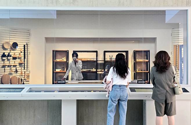 대구간송미술관 수리복원실을 관람하고 있는 관람객들. [대구간송미술관]