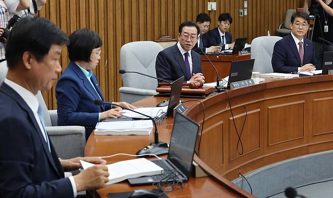 18일 오후 서울 여의도 국회에서 열린 국무총리 임명 동의에 관한 인사청문특별위원회 회의에서 국민의힘 소속 이종배 위원장이 모두발언하고 있다. 이상섭 기자