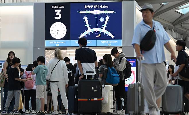 인천 중구 인천국제공항 제1터미널 출국장이 휴가를 떠나는 여행객들로 붐비고 있다. [영종도=임세준 기자]