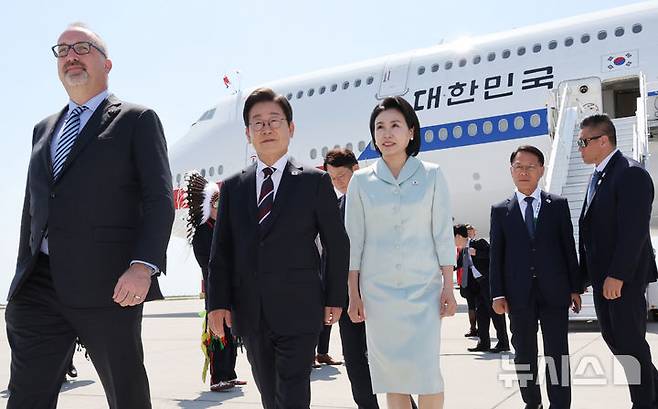 [캘거리=뉴시스] 최진석 기자 = 주요 7개국(G7) 정상회의에 참석하는 이재명 대통령이 16일(현지 시간) 캐나다 앨버타주 캘거리국제공항에 도착해 김혜경 여사와 공군 1호기에서 내려 이동하고 있다. 2025.06.17. myjs@newsis.com