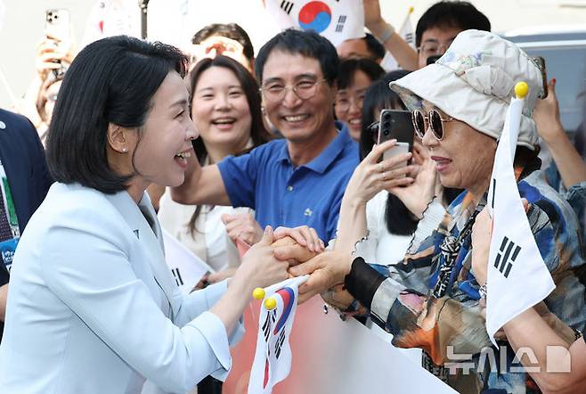 [캘거리=뉴시스] 최진석 기자 = 이재명 대통령 부인 김혜경 여사가 17일(현지 시간) 캐나다 앨버타주 캘거리 한인회관에서 열린 캐나다 서부 동포사회와의 대화를 나누기 전 동포들과 인사하고 있다. 2025.06.18. myjs@newsis.com
