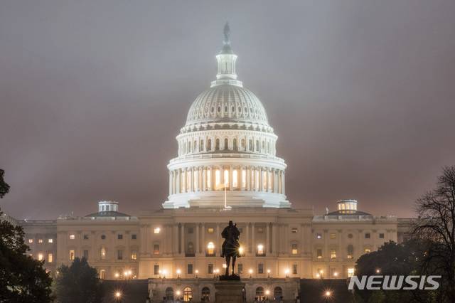 【워싱턴=AP/뉴시스】 미 수도 워싱턴의 의회 건물 야경. 도널드 트럼프 미 대통령이 이란을 공격하려는 기미를 보이자 의회에서 대통령의 전쟁선포권을 제한해야 한다는 논의가 벌어지고 있다. 2025.6.18.