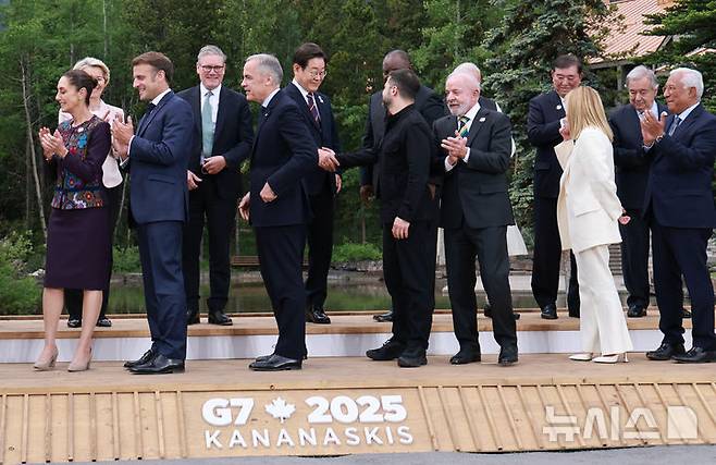 [카나나스키스(캐나다)=뉴시스] 최진석 기자 = 이재명 대통령이 17일(현지 시간) 캐나다 앨버타주 카나나스키스 주요 7개국(G7) 정상회의장에서 G7 및 초청국 정상과 단체사진 촬영을 마치고 볼로디미르 젤렌스키 우크라이나 대통령과 악수하고 있다. 2025.06.18. myjs@newsis.com