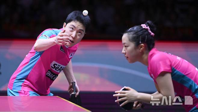 [도하(카타르)=뉴시스] 사진공동취재단 = 임종훈, 신유빈이 23일 카타르 도하 루사일 아레나에서 열린 2025 국제탁구연맹(ITTF) 세계선수권대회 혼합복식 4강 중국 쑨잉사 - 왕추친과 경기를 펼치고 있다. 2025.05.23. photo@newsis.com