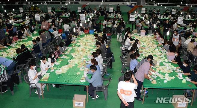 [청주=뉴시스] 8회 전국동시지방선거일인 1일 오후 충북 청주시 서원구 사직동 올림픽국민생활관에 마련된 개표소에서 개표 작업이 진행되고 있다. 2022.06.01. jsh0128@newsis.com