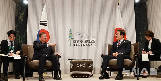 [카나나스키스(캐나다)=뉴시스] 최진석 기자 = 이재명 대통령이 17일(현지 시간) 캐나다 앨버타주 캐내내스키스 주요 7개국(G7) 정상회의장에서 이시바 시게루 일본 총리와 한일 정상회담을 하고 있다. 2025.06.18. myjs@newsis.com