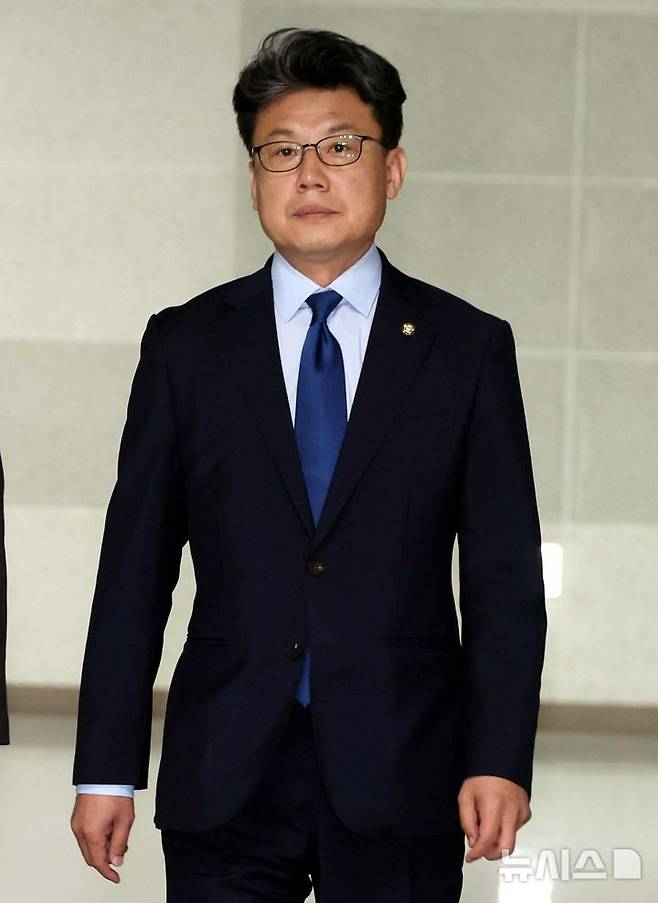 [서울=뉴시스] 조성봉 기자 = 진성준 더불어민주당 정책위의장이 18일 오전 서울 여의도 국회 의원회관에서 열린 추경안 관련 비공개 실무 당정협의회에 참석하고 있다. 2025.06.18. suncho21@newsis.com