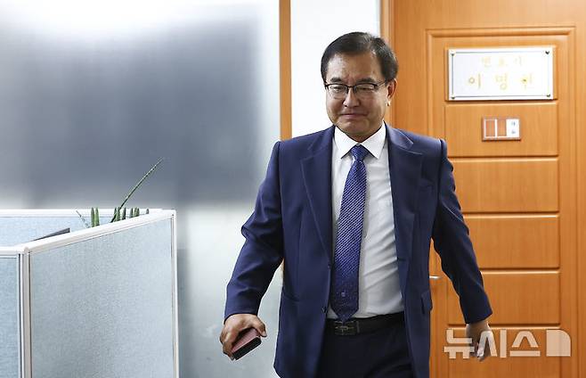 [서울=뉴시스] 김근수 기자 = 채 상병 특검 특별검사로 임명된 이명현 특별검사가 13일 서울 서초동 사무실을 나서고 있다. 2025.06.13. ks@newsis.com