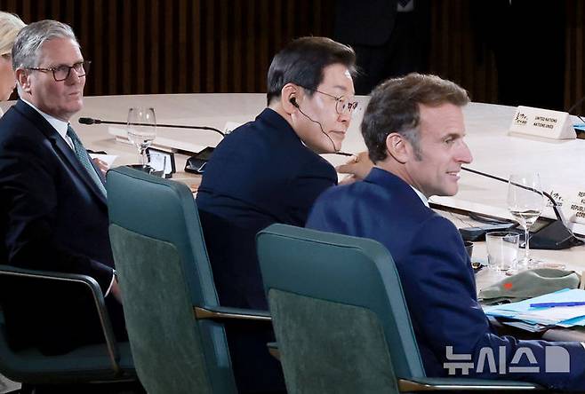 [카나나스키스(캐나다)=뉴시스] 최진석 기자 = 이재명 대통령이 17일(현지 시간) 캐나다 앨버타주 카나나스키스 주요 7개국(G7) 정상회의장에서 업무오찬 및 G7 정상회의 확대세션에 참석해 자리하고 있다. 왼쪽부터 키어 스타머 영국 총리, 이 대통령, 에마뉘엘 마크롱 프랑스 대통령. 2025.06.18. myjs@newsis.com