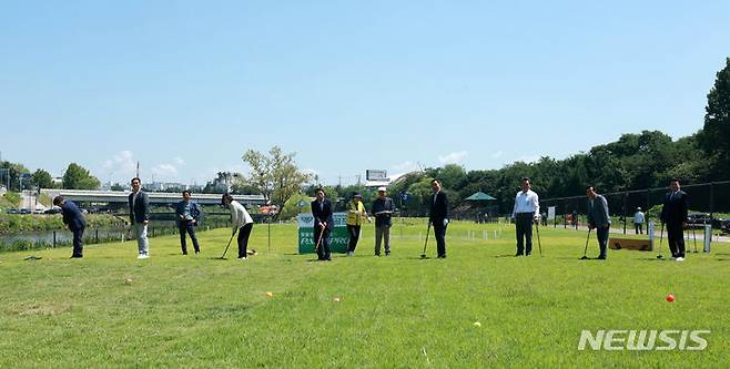 [서울=뉴시스] 고범준 기자 = 조성명(오른쪽 네번째) 강남구청장 등 참석 내빈들이 지난 26일 서울 강남구 세곡동 파크골프장B코스 옆에서 열린 '강남탄천파크골프장 준공식'에서 시타를 하고 있다. 2024.06.26. bjko@newsis.com