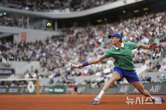 [파리=AP/뉴시스] 얀니크 신네르(1위·이탈리아)가 지난 6일(현지 시간) 프랑스 파리 롤랑가로스에서 열린 프랑스오픈 남자 단식 준결승에서 노바크 조코비치(6위·세르비아)와 경기하고 있다. 신네르가 3-0(6-4 7-5 7-6)으로 완승하고 결승에 올라 2연패를 노리는 카를로스 알카라스(2위·스페인)와 우승 다툼을 벌인다. 2025.06.07.