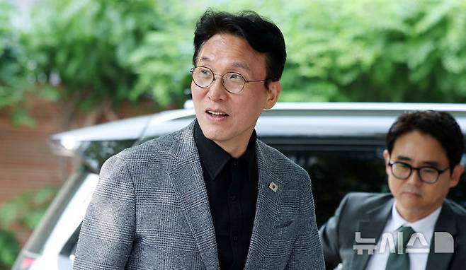 [서울=뉴시스] 추상철 기자 = 김민석 국무총리 후보자가 18일 오전 서울 종로구 금융감독원 연수원에 마련된 인사청문회 준비단 사무실로 출근하고 있다. 2025.06.18. scchoo@newsis.com