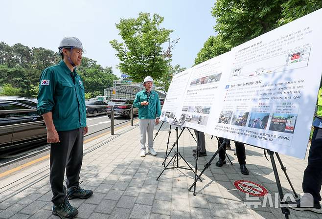 [서울=뉴시스] 김진아 기자 = 오세훈 서울시장이 장마철을 앞두고 18일 서울 서초구 염곡동서지하차도를 찾아 집중호우 시 가동되는 자동 차량 진입 차단 설비의 작동 상태를 보고받고 있다. 2025.06.18. bluesoda@newsis.com