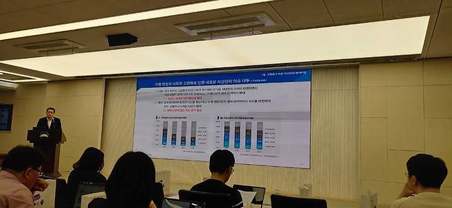 18일 서울 회현동 우리은행 본점에서 박정훈 우리금융경영연구소장(왼쪽 단상)이 일본 경제 분석 내용을 발표하고 있다.  *재판매 및 DB 금지